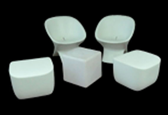 Fauteuils et poufs blancs